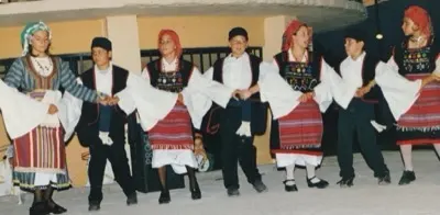 Παιδιά με παραδοσιακές φορεσιές σε χορό